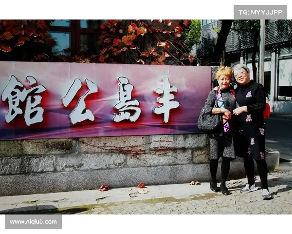 老友重聚谭龙与国安新援互换球衣合影留念展深厚情谊 老友重聚谭龙与国安新援互换球衣合影留念展深厚情谊